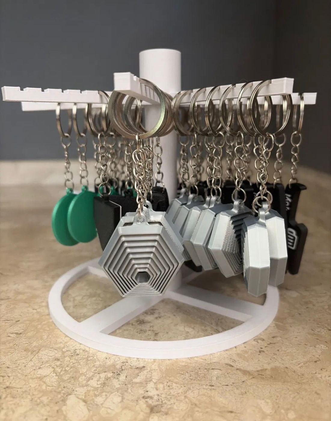 Suporte giratório com chaveiros impressos em 3D pela Pippo 3D